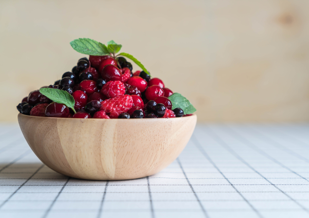 Zu sehen ist eine Schüssel mit antientzündlich wirksamen Beeren