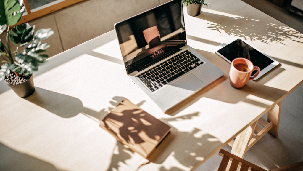 Man sieht einen Laptop in der Sonne, um den -Zusammenhang zwischen dem Sonnenhormon Vitamin D und dem angebotenen Onlinekurs zu symbolisieren
