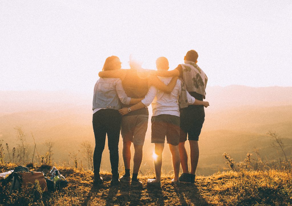 Zu sehen ist eine ruppe MEnschen, die in der sonne steht und damit symbolisch steht für Risikogruppen für einen Vitamin D-Mangel, auch in der Zahnmedizin