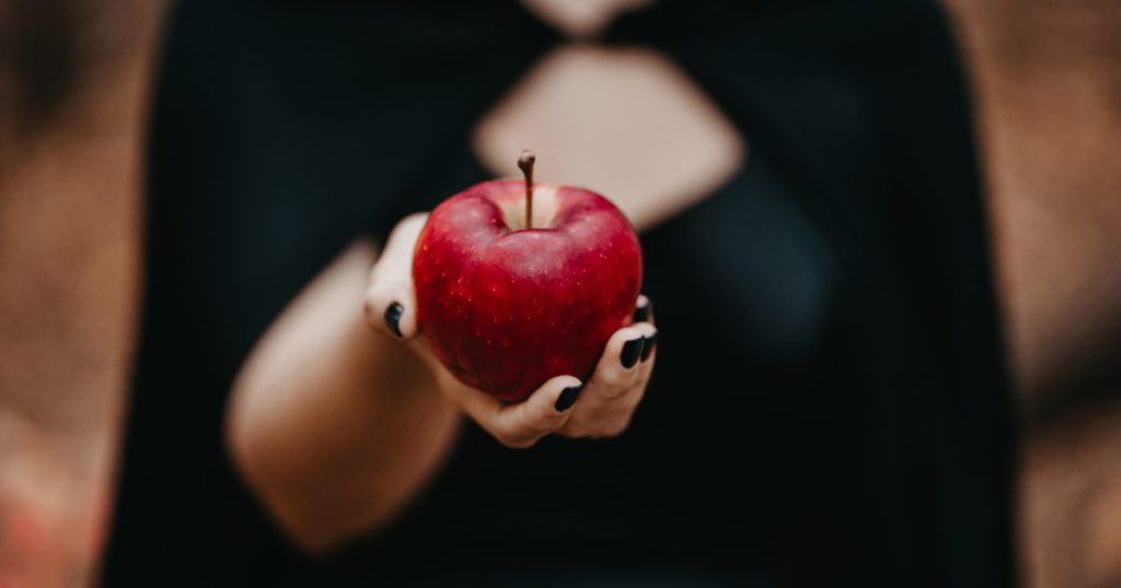 Symbolisch sieht man einen giftigen Apfel für die Metapher zur Vitamin D Überversorgung