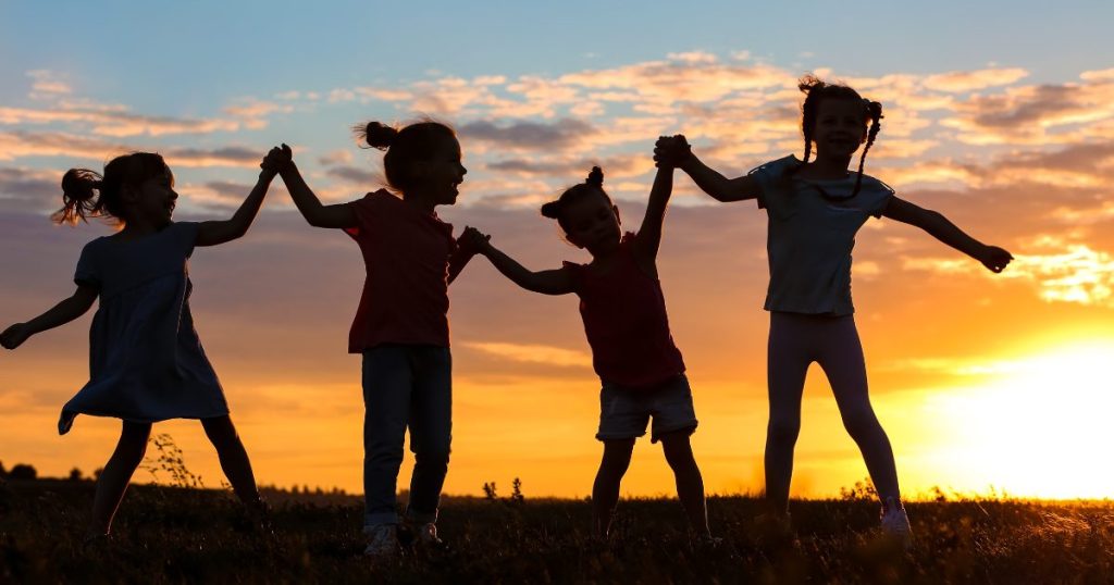 Gerade Kinder stehen in Zusammenhang zu Vitmain D in der Zahnmedizin aufgrund des erhöhten Kariesrisikos bei einem Vitamin D Mangel in der Schwangerschaft der Mutter